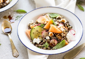 Quinoa Salat mit Melone, Rucola und Hüttenkäse