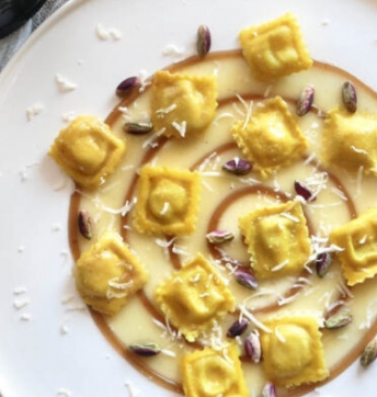 Raviolini ripieni di brodo con Aceto Balsamico di Modena IGP