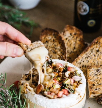 Camembert rôti de Noël, fruits secs, graines de grenade, romarin et Vinaigre Balsamique de Modène IGP