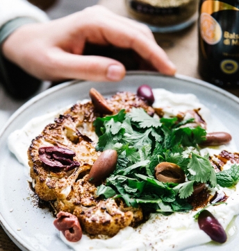 Tranches de chou-fleur rôties, marinade au Vinaigre Balsamique de Modène IGP Invecchiato, labné express et zaatar