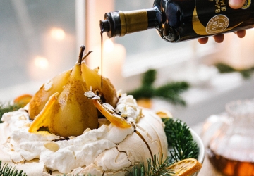 Pavlova marbrée au Vinaigre Balsamique de Modène IGP, poires et oranges confites