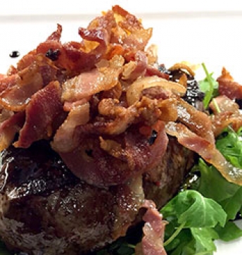 Filetto di Angus con pancetta, rucola e Aceto Balsamico di Modena IGP