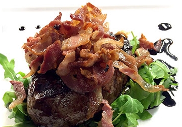 Filetto di Angus con pancetta, rucola e Aceto Balsamico di Modena IGP