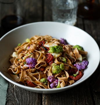 Tagliatelle mit Aceto Balsamico di Modena g.g.A., Blumenkohl und getrockneten Tomaten