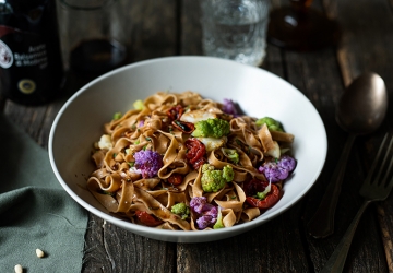 Tagliatelle mit Aceto Balsamico di Modena g.g.A., Blumenkohl und getrockneten Tomaten