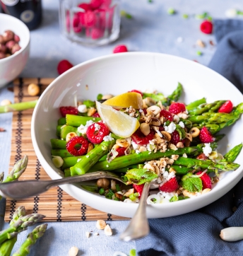 SALADE D’ASPERGES, FETA, FRAMBOISES ET NOISETTE AU VINAIGRE BALSAMIQUE DE MODÈNE