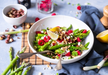 SALADE D’ASPERGES, FETA, FRAMBOISES ET NOISETTE AU VINAIGRE BALSAMIQUE DE MODÈNE