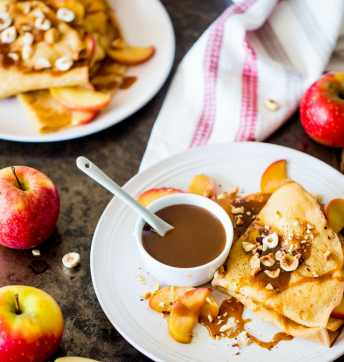 Crêpes au caramel au Vinaigre Balsamique de Modène IGP, pommes fondantes et noisettes