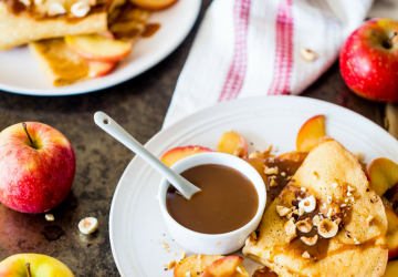 Crêpes au caramel au Vinaigre Balsamique de Modène IGP, pommes fondantes et noisettes