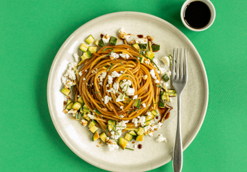 Spaghettini con calabacines, menta, limón y queso feta caramelizados al Vinagre Balsámico de Módena IGP