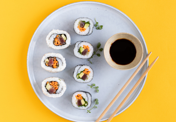 Rice sushi rolls with Balsamic Vinegar of Modena PGI, tuna and vegetables