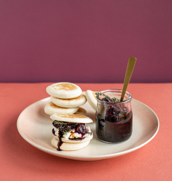 Tigelle con queso Crescenza y cerezas al Vinagre Balsámico de Módena IGP