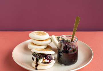 Tigelle con queso Crescenza y cerezas al Vinagre Balsámico de Módena IGP