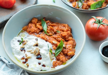 Tomaten- und Brotsuppe mit Balsamessig aus Modena, Burrata und frischem Basilikum