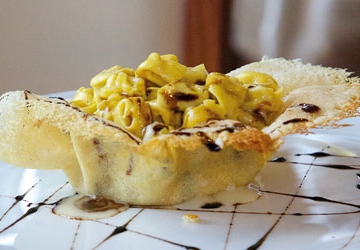 Tortellini  di “Nonna Sarita” crema e cialda di Parmigiano Reggiano DOP 24 mesi con Aceto Balsamico di Modena IGP