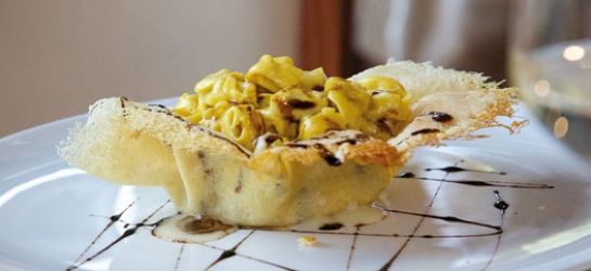 Tortellini  de “Nonna Sarita” crema y cesta de Parmigiano Reggiano DOP 24 meses con Aceto Balsamico di Modena IGP