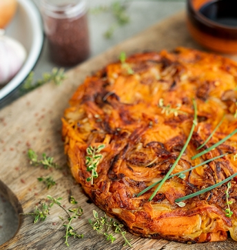 Süßkartoffel, Zwiebel und Emmentaler Tortilla mit Balsamessig aus Modena (Aceto Balsamico di Modena g.g.A.)