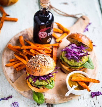 Hamburger végétarien et frites de patates douces, ketchup de butternut au Vinaigre Balsamique de Modène IGP