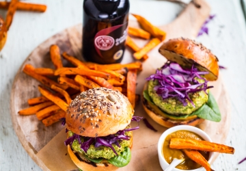 Hamburger végétarien et frites de patates douces, ketchup de butternut au Vinaigre Balsamique de Modène IGP