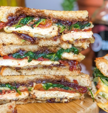 Croque-monsieur au poulet, cheddar, épinards, tomates séchées et oignons au Vinaigre Balsamique de Modène IGP