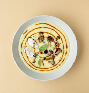 Crema veloutè de patatas con leche, salvia y Vinagre Balsámico de Módena IGP, Quenelle de cabra y setas de chopo