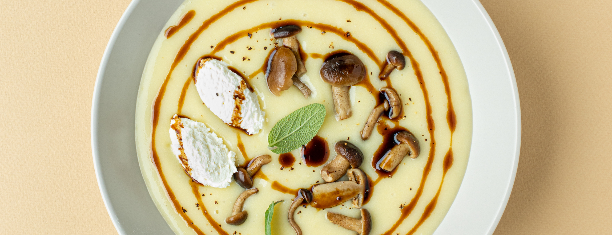 Balsamico Rezepte: Kartoffelsuppe mit Ziegenkäse, Pilze und Aceto Balsamico di Modena g.g.A.