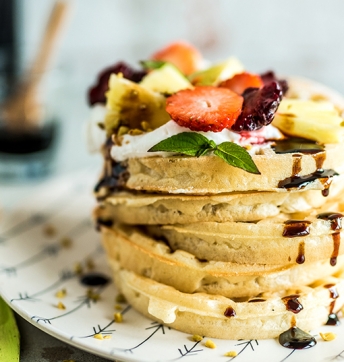 Waffeln mit Chantilly-Vanille-Creme, frischen Früchten und Balsamessig aus Modena (Aceto Balsamico di Modena g.g.A)