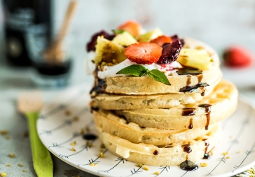 Waffeln mit Chantilly-Vanille-Creme, frischen Früchten und Balsamessig aus Modena (Aceto Balsamico di Modena g.g.A)