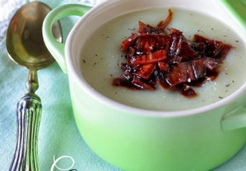 Zwiebelsuppe mit knusprigem Parmaschinken und Balsamessig aus Modena