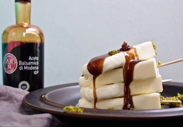 Ziegenfrischkäse-Popsicles mit Aceto Balsamico di Modena g.g.A.-Karamell und Rosmarinkrokant