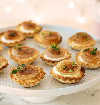 Mini-Tarte mit Ziegenkäse und karamellisierten Zwiebeln