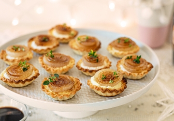 Mini-Tarte mit Ziegenkäse und karamellisierten Zwiebeln