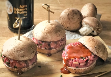 Champignon mushroom mini burgers with Balsamic Vinegar of Modena PGI tartare