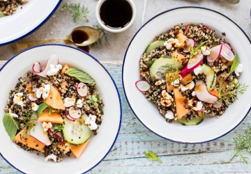 Insalata di quinoa con melone, rucola e fiocchi di latte