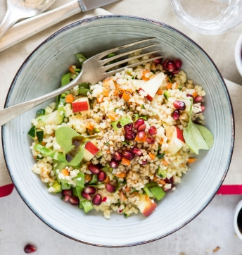 Insalata di cous cous con verdure crude, melagrana e noci