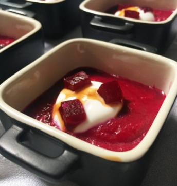 Crema de remolachas con yogur y Vinagre Balsámico de Módena IGP