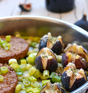 Biftecks de soja sur un lit de cébettes avec figues gratinées au Parmesan DOP et Vinaigre Balsamique de Modène IGP