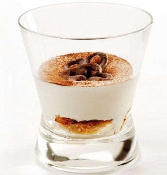 Cappuccino de mousse au mascarpone, biscuit riche au chocolat et cœur au Vinaigre Balsamique de Modène (Aceto Balsamico di Modena IGP)