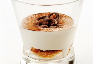 Cappuccino de mousse au mascarpone, biscuit riche au chocolat et cœur au Vinaigre Balsamique de Modène (Aceto Balsamico di Modena IGP)