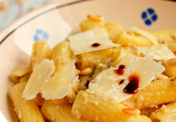 Tortiglioni mit Artischocken und Parmesan, Balsamessig aus Modena (Aceto Balsamico di Modena g.g.A.) und gerösteten Pinienkernen