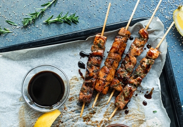 Tuna skewers with endive tzaziky