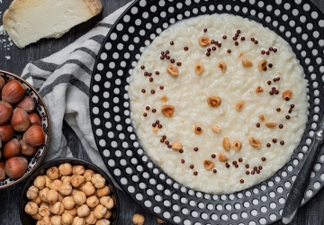 Risotto al Castelmagno con nocciole e perle di Aceto Balsamico di Modena IGP