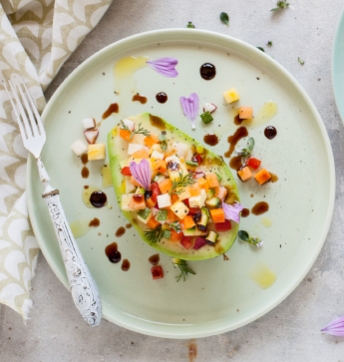 Avocat farci de fruits et légumes avec des gouttes de Vinaigre Balsamique de Modène IGP