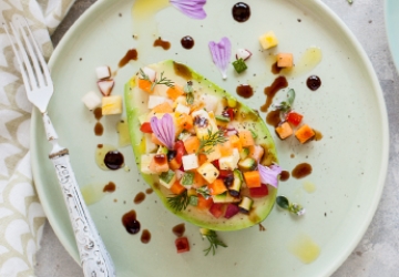 Aguacate relleno de frutas y verduras con gotas de Vinagre Balsámico de Módena IGP