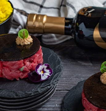 Tartare di manzo con specchio di Aceto Balsamico di Modena IGP e maionese