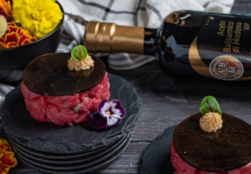 Tartare di manzo con specchio di Aceto Balsamico di Modena IGP e maionese