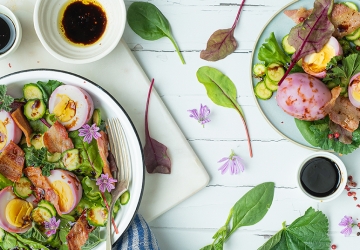 Salad with baby leaf lettuce, courgettes, eggs marinated in Balsamic Vinegar of Modena and crispy Pancetta