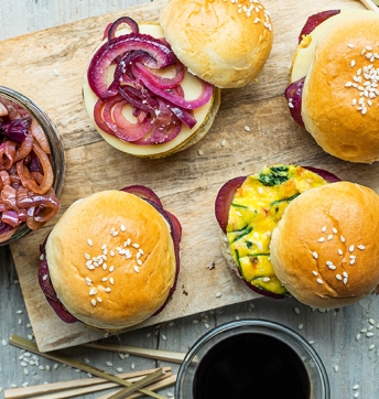 Mini burger of onion and caramelised red onion