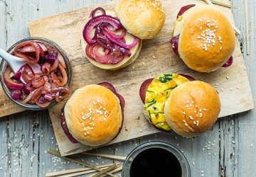 Mini burger di frittata e cipolla rossa caramellata