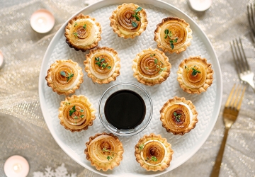 Tartlets with goat ricotta cheese and caramelised Borettana Onions